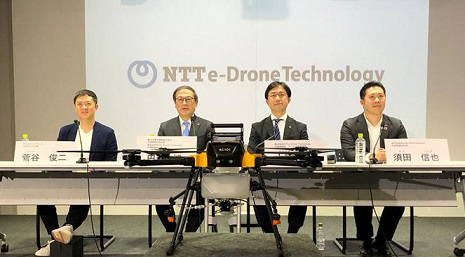 新会社設立発表後、写真撮影に応じる（左から）菅谷俊二・オプティム社長、田辺博・NTT東日本副社長（ＮＴＴドローン社長）、1人空けて須田信也・ワールドリンク社長