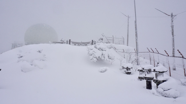 脊振山頂の雪景色　　丸いのは航空自衛隊のレーダードーム
