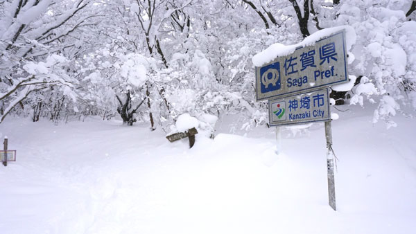 福岡県と佐賀県の県境の道路標識 脊振山――椎原峠への縦走路を歩いた足跡が見える（左下）