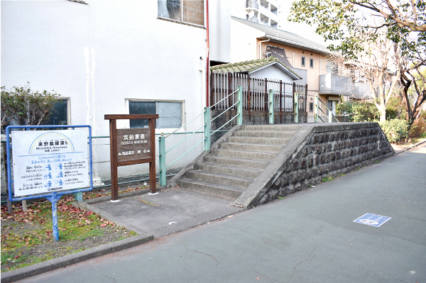 ホームを模したレプリカが設置されている筑肥線「筑前蓑島」駅の跡地