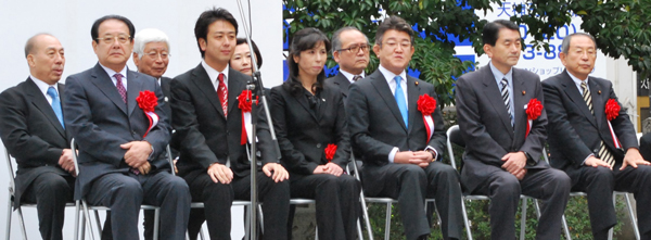 小川知事、初陣の出陣式で。麻生渉・前福岡県知事（前列左端）、高島宗一郎・福岡市長（前列左から２人目）、武田良太・総務相（前列右から３人目）、野田国義・参院議員（