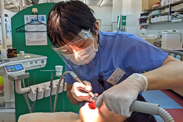 歯科治療の際は、フェイスガードとマスクなどで感染防護する