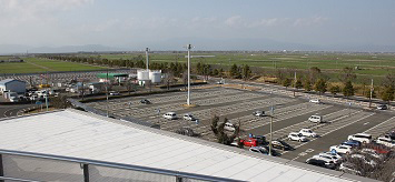 佐賀空港周辺の西と北には広大な無料駐車場が広がる。同時に2,300台の車が駐車可能という＝佐賀市川副町犬井道