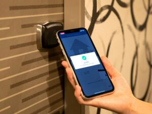 スマホをドアにかざすだけで楽々入室