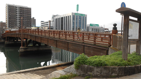 再建された現在の常盤橋