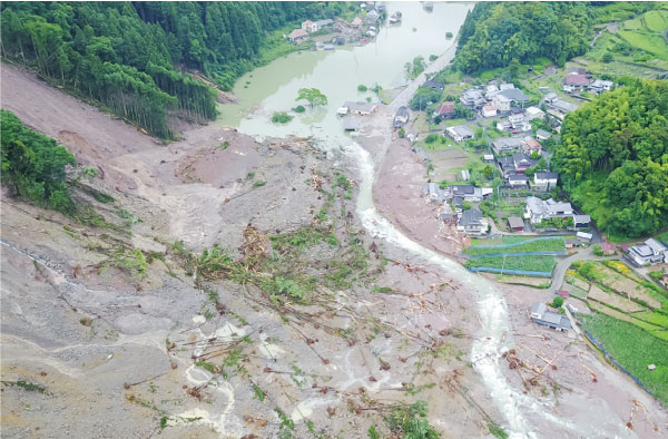 日田市小野地区：山の斜面が崩壊し川に土砂ダムが発生