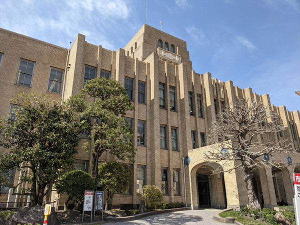 重厚なデザインが特徴の鹿児島市庁舎本館は、国指定の登録有形文化財（1998年登録）。1937年竣工。大蔵省営繕管財局の設計で、当時の府県庁舎スタイルを採用