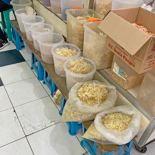 ジャカルタ市内の市場にて 画像は高級食材「燕の巣」