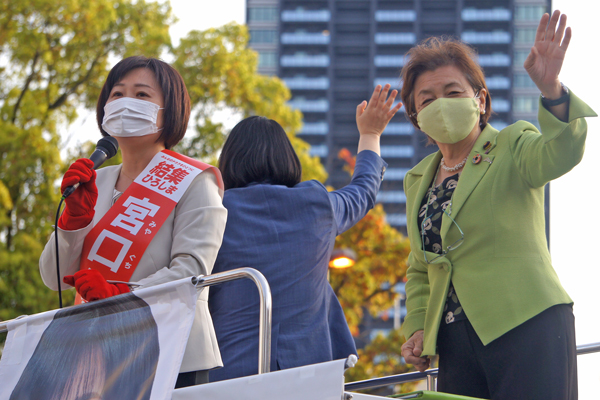 宮口はるこ候補と街頭演説する、前滋賀県知事の嘉田由紀子参院議員（右）