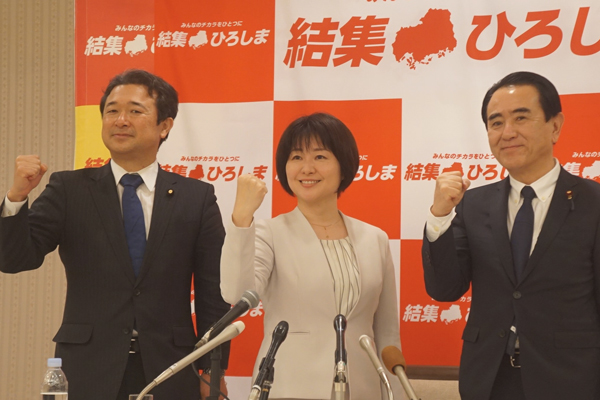 森本しんじ参院議員（左）と宮口はるこ候補（中）、立憲民主党の佐藤公治参院議員