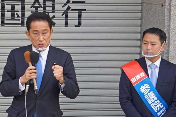 自民党の岸田文雄前政調会長（左）と西田ひでのり候補