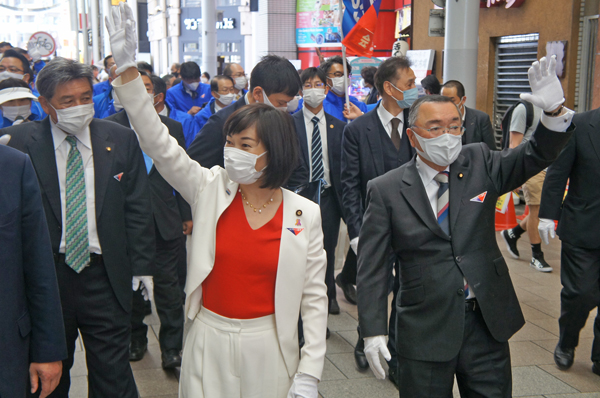 最終日には、丸山珠代・五輪担当大臣を先頭に「練り歩き」