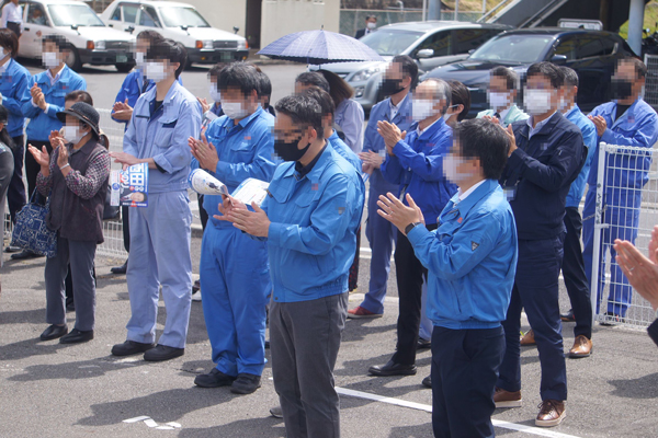 自民党・西田候補の演説会場には揃いのユニフォームの一団が目立った