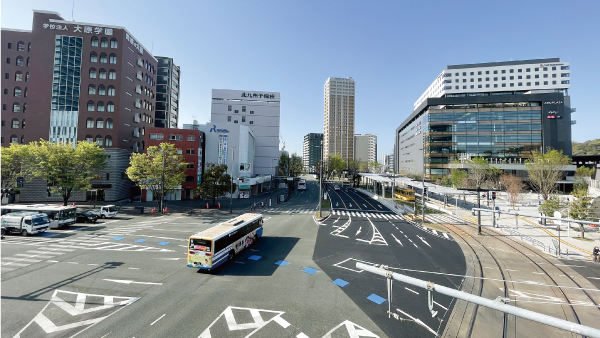 再開発が進む熊本駅白川口周辺。右に見えるのがアミュプラザくまもと（3月下旬撮影）