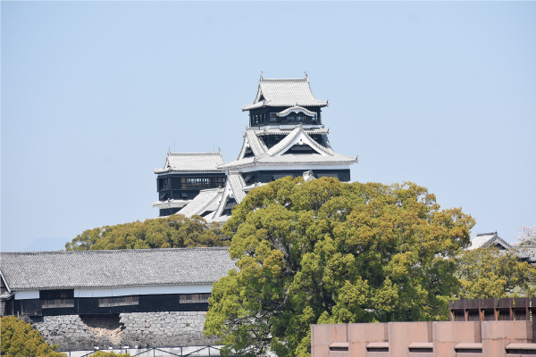天守閣の復旧工事が完了した熊本城。だが、崩れた石垣など、完全復旧にはまだ時間を要する