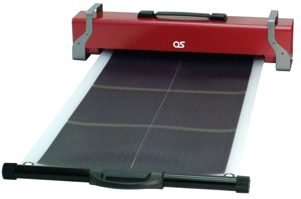 ソーラーシートを引き出せる太陽光発電装置
