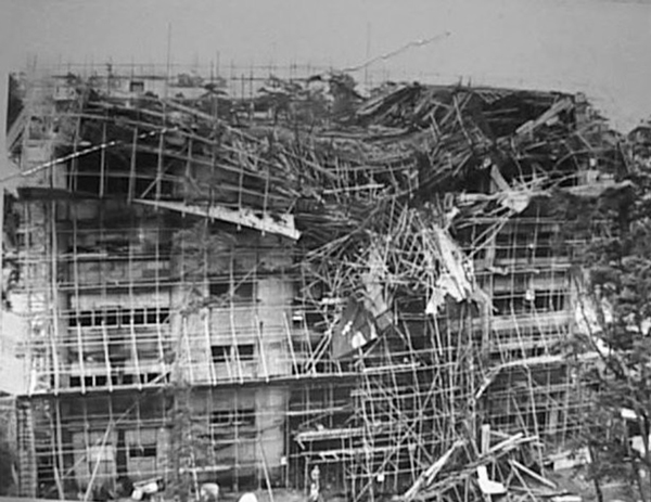九州大学箱崎キャンパス内に墜落したファントム米軍機（出典：西日本新聞）