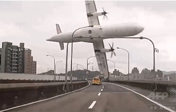 トランスアジア航空235便の墜落事故の瞬間（出典：AFP BB News）