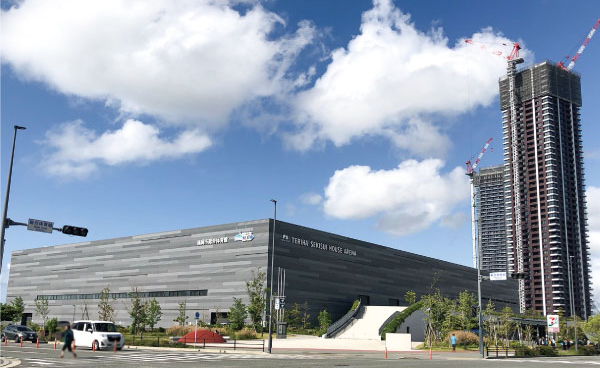 福岡市総合体育館「照葉積水ハウスアリーナ」（左）と建設中の「オーシャン&フォレスト-タワーレジデンス」（右）