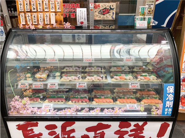 磯丸水産・中洲川端店の店前で「握り寿司」のテイクアウト。長浜直送の新鮮なネタが並ぶ
