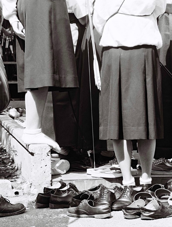 審査の順番を待つ女子高校生。今は袴を履くが、昭和時代は制服のスカートで受験（写真集より）