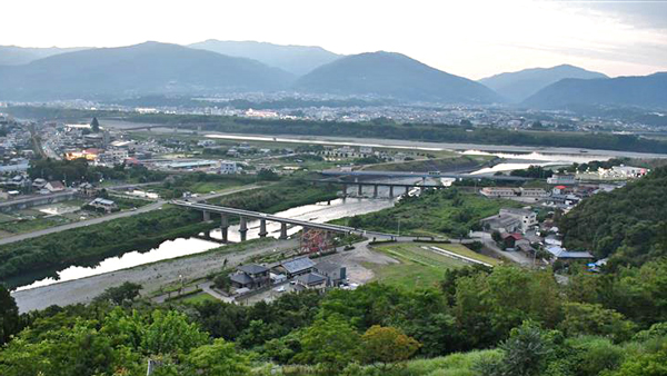 清月屋敷 客室からの眺望、吉野川（奥）と穴吹川（手前）が合流するV字ライン