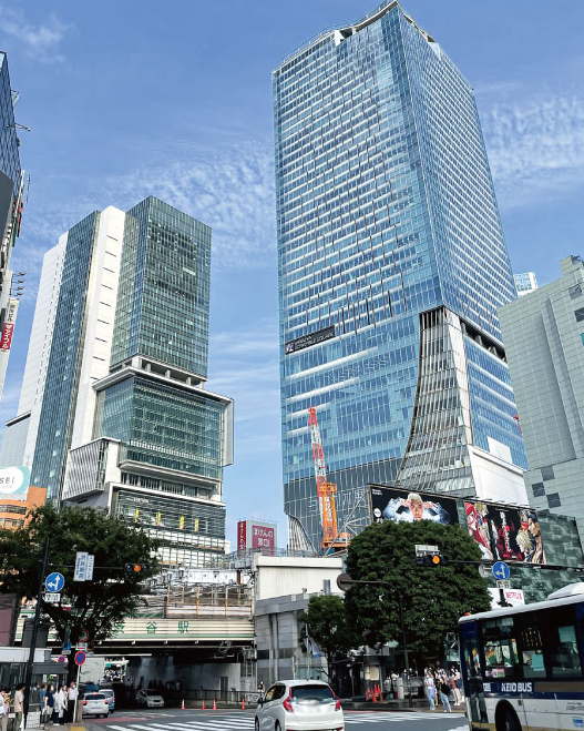 左から「渋谷ヒカリエ」、「渋谷スクランブルスクエア」（東棟）