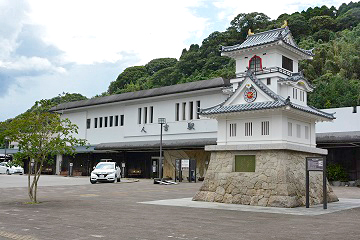 JR肥薩線の人吉駅。熊本豪雨で被災した肥薩線八代―吉松間が廃線になれば、人吉駅は第3セクター「くまがわ鉄道」だけの駅になってしまう