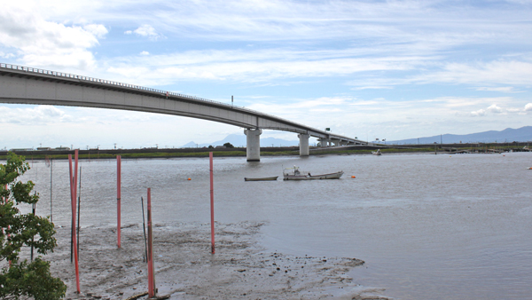 単独の河川橋梁では佐賀県最長９８２ｍの「六角川大橋」。
