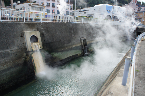 湧き出す温泉の7割以上が使い切れずに海に流されていた