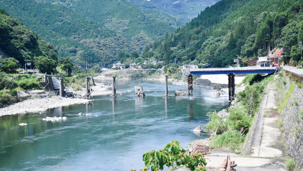 出水期に入ったため、仮橋の設置が中断している神瀬橋