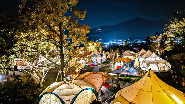 温泉で癒され、美しい夜景を眺める