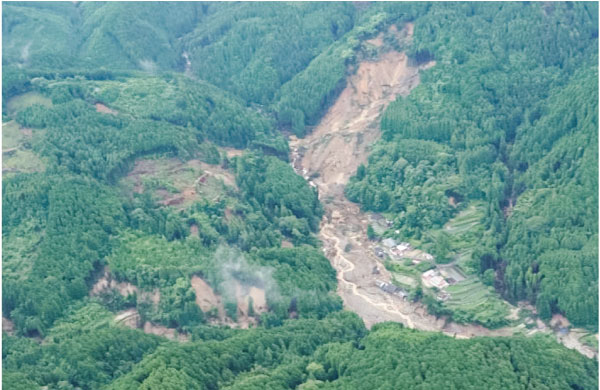 乙石川上流部で発生した山腹崩壊（写真提供：九州地方整備局）