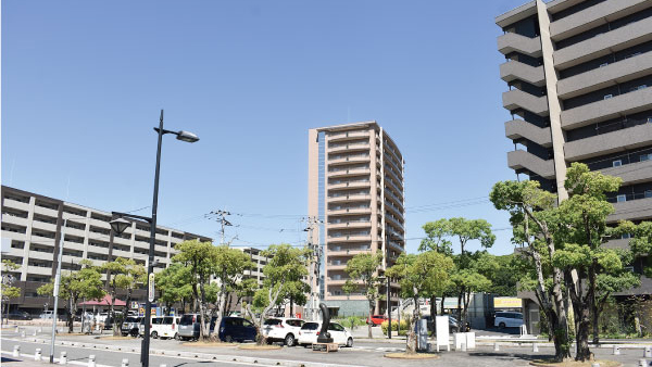 JR新飯塚駅の東口では新たなマンションが林立する