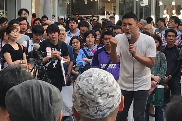 山本太郎氏の街頭演説には、いつも大勢の聴衆が集まる