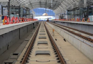長崎駅でつながった最後のレール、前方が線路の終端（JRTTの発表資料より)