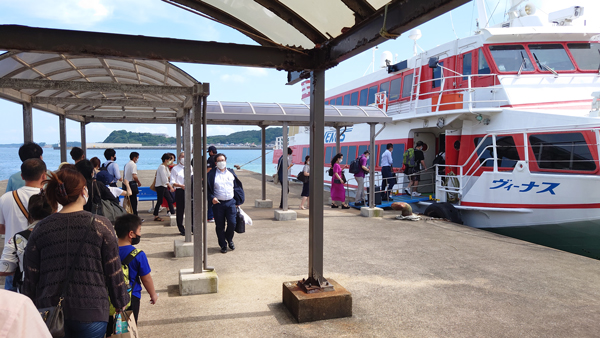 芦辺港から博多港行きのジェットフォイルヴィーナスに乗り込む乗客たち