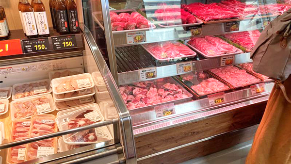 直売所に並ぶさまざまな食肉