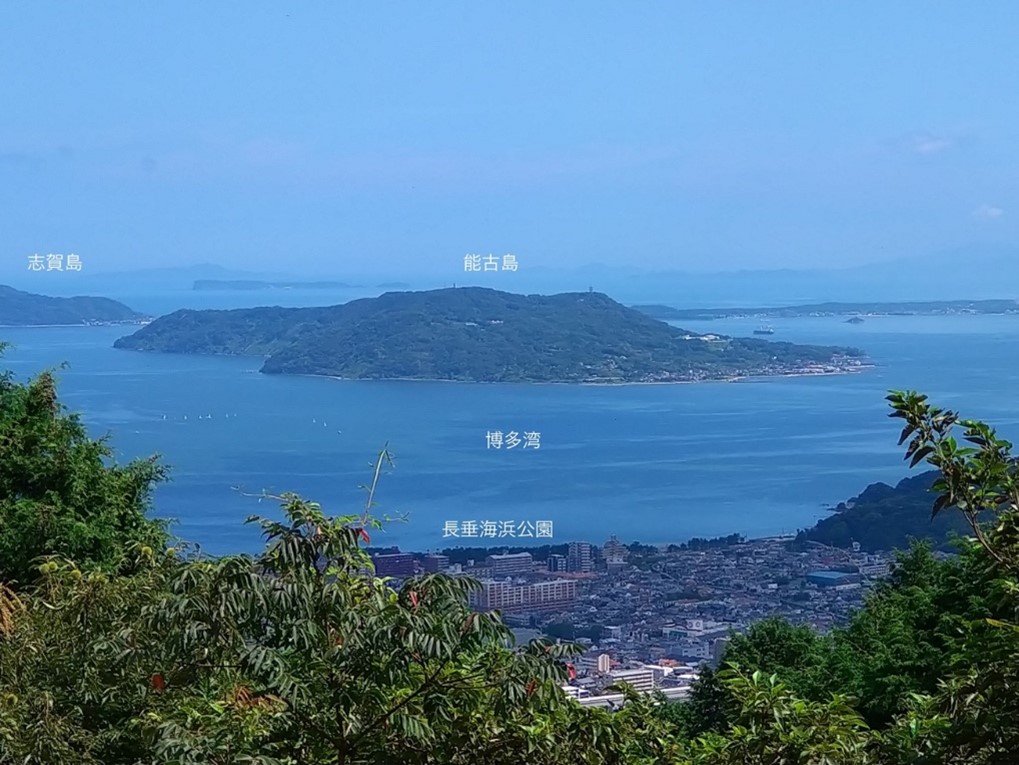 鐘撞山から博多湾に浮かぶ能古島を展望