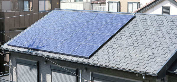 屋根に設置された太陽光パネル