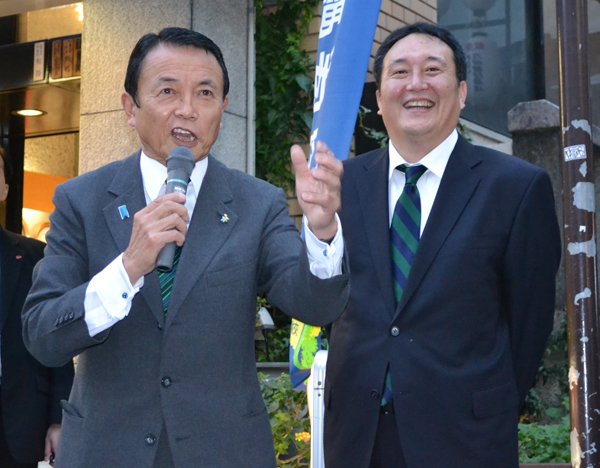 井上貴博氏（右）と麻生太郎氏