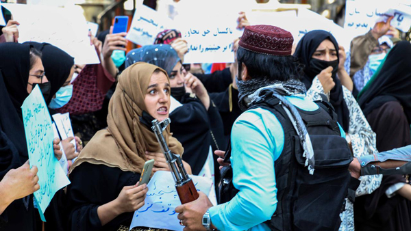 デモを弾圧するタリバンに抗議するカブールの女性たち