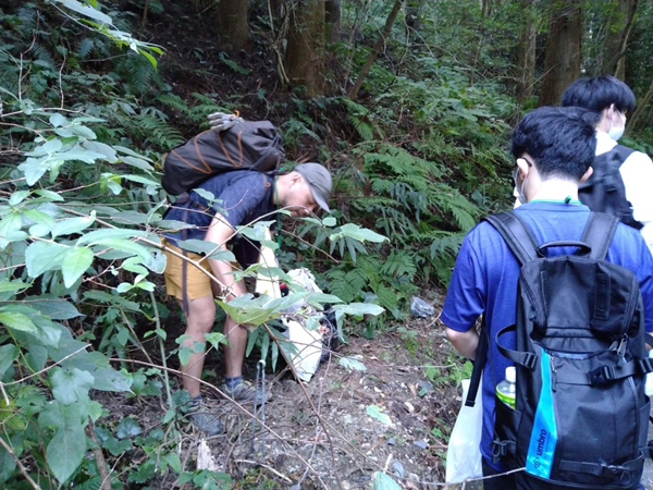 登山途中に捨ててあった大量の弁当殻。参加者はトングを持参していた