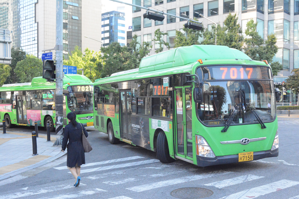 ソウル市の支線部を行く緑色のバス
