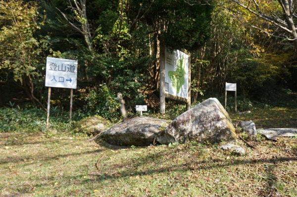 脊振古道登山口、車は入り口に止められる