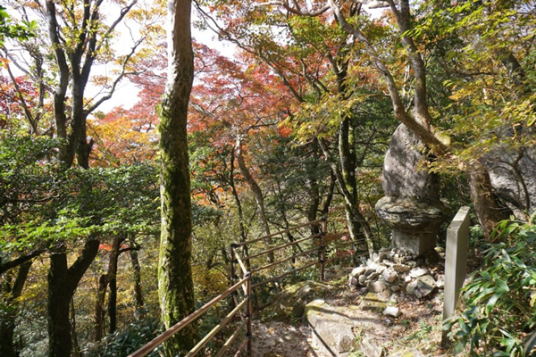 紅葉に囲まれたジャッピー氏遭難の碑