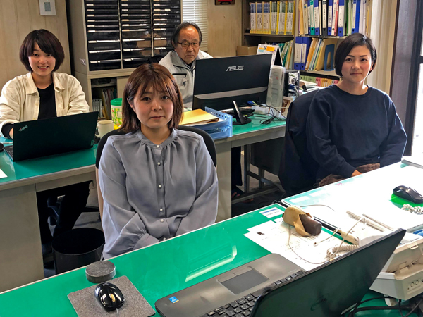 上内電気 社内のようす