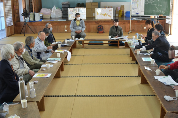 昭和の雰囲気が残る椎原公民館で懇談会