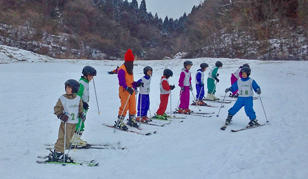 スクールの子どもたち（天山スキー場、2018年1月）