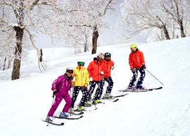 仲間たちと（左端が筆者。北海道・キロロスキー場、2018年3月）